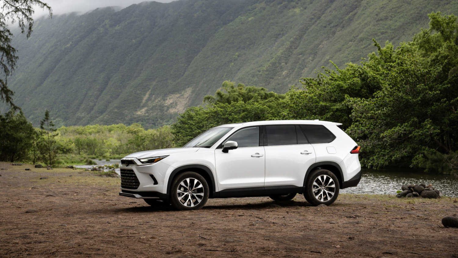 Comparison Toyota Grand Highlander Hybrid MAX Platinum 2024 vs